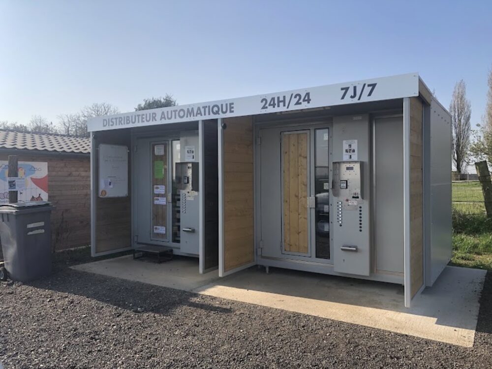 Les deux distributeurs automatiques de la ferme, ouverts 24h sur 24