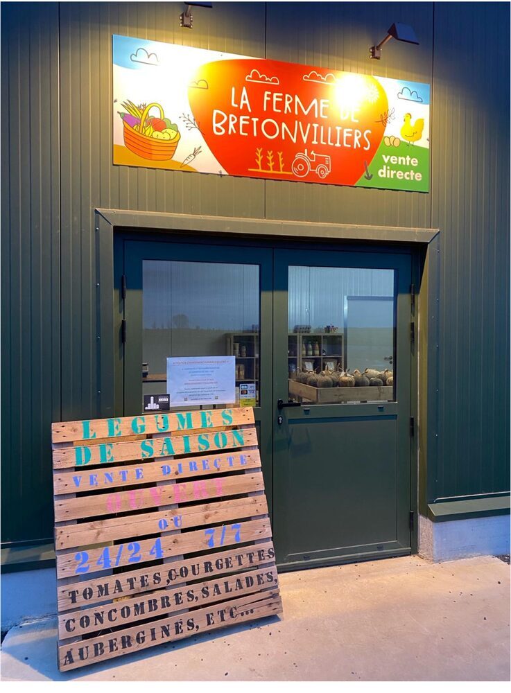 La boutique de la Ferme de Bretonvilliers et son enseigne peinte